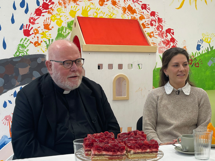 Kardinal Reinhard Marx, der Erzbischof von München und Freising, mit Sabrina Leidenroth, Leiterin des Flexiheims